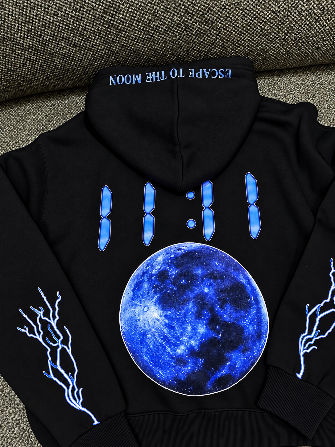 11:11 — Escape to the Moon 🌙💙